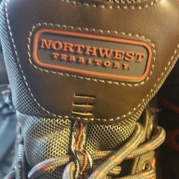 NEW MENS NORTHWEST TERRITORIES   8.5 - Picture 1 of 9